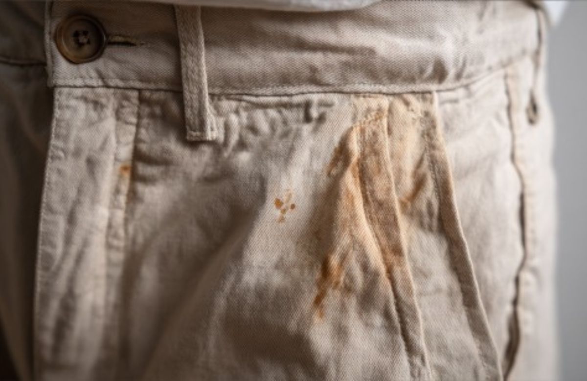 Lanene pantalone čistite hladnom vodom, blagim deterdžentom i strpljenjem, izbegavajte hemijsko.